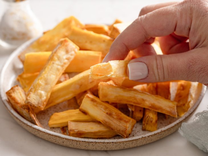 Um prato com mandioca frita na air fryer.