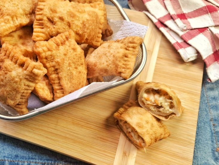 Massa de pastel fácil já recheada e pronta para consumo.