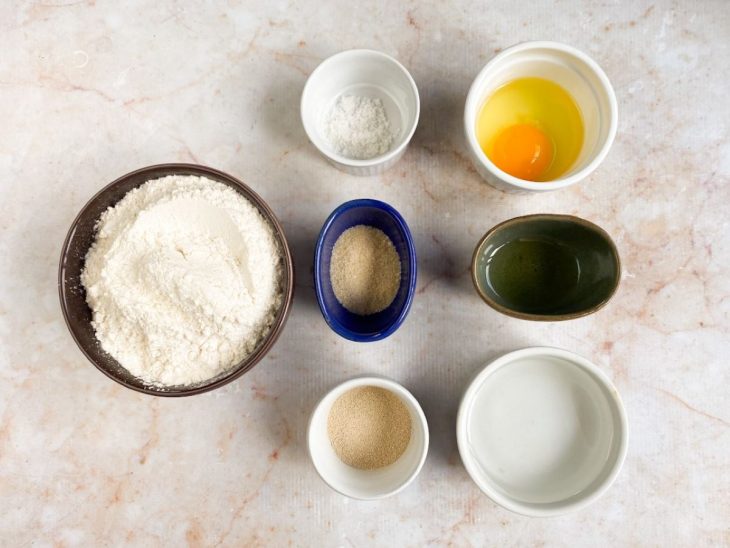 Ingredientes para a receita de massa de pizza fácil.