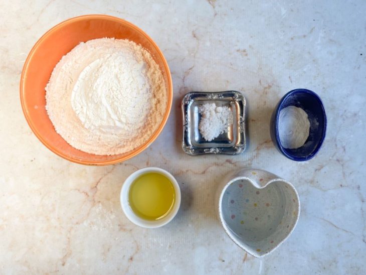 Ingredientes para a massa de pizza simples e rápida.