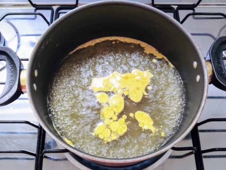 caldo de galinha fervendo na panela