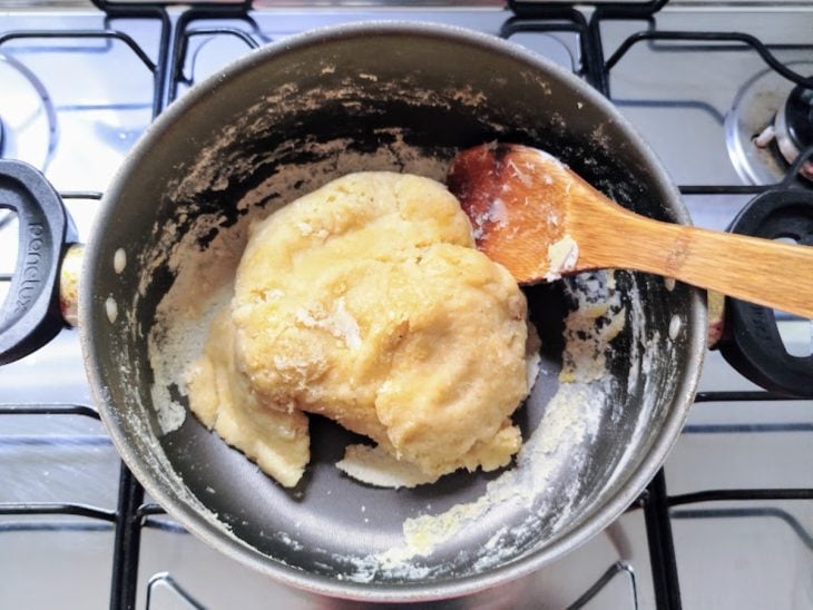 farinha de trigo cozinhando no caldo de galinha