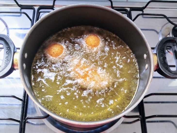 salgadinho fritando em panela com óleo