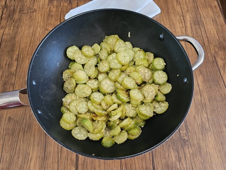 frigideira com alho e rodelas de maxixe