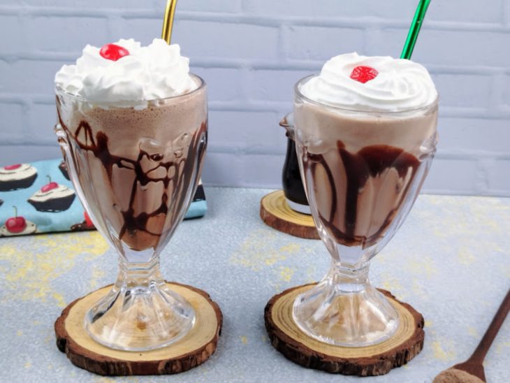 Taças com milk shake de chocolate.