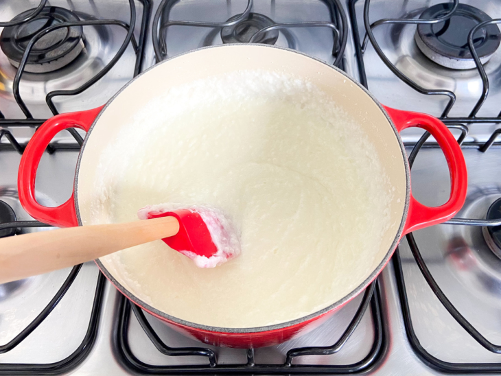 uma panela com a mistura do mingau de arroz