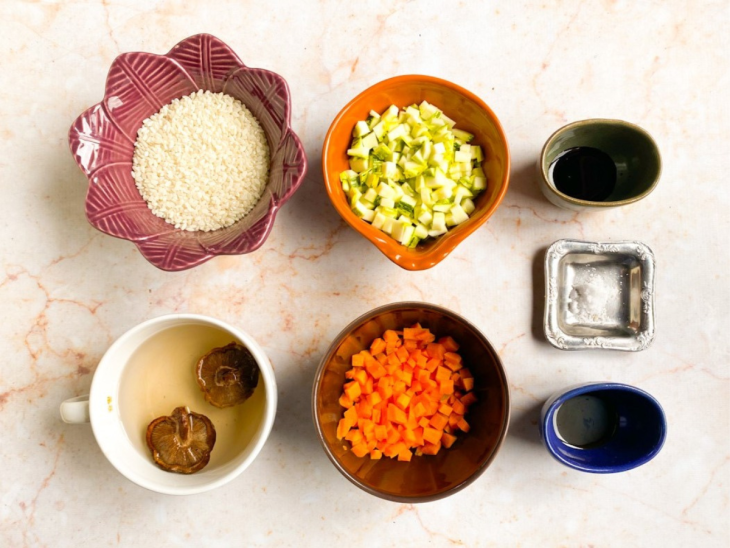 ingredientes reunidos para fazer mingau de arroz coreano