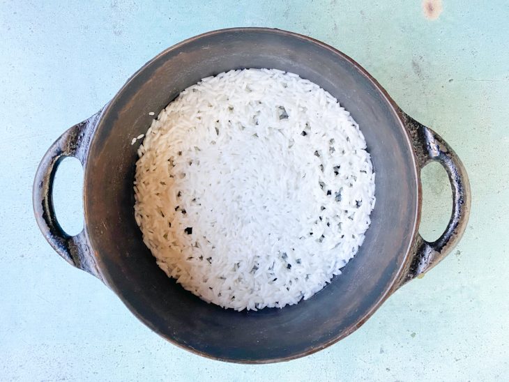 Uma panela contendo arroz cozido.