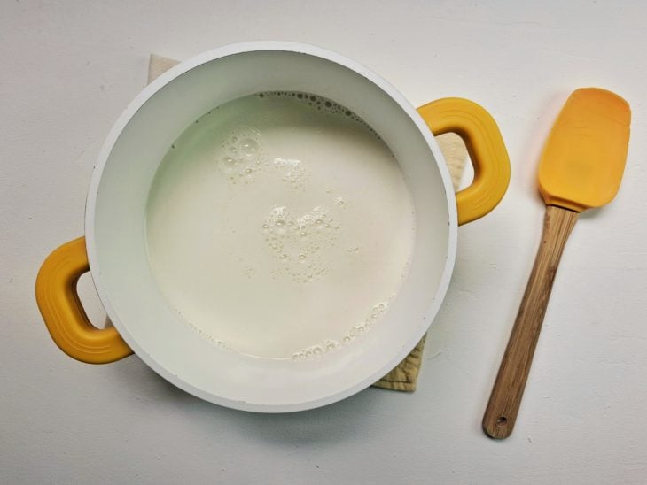 Panela com tapioca hidratada, com leite de coco, sal e açúcar.