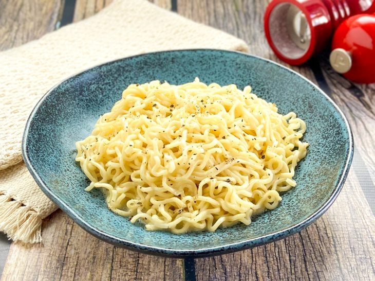 Um prato contendo miojo cacio e pepe.