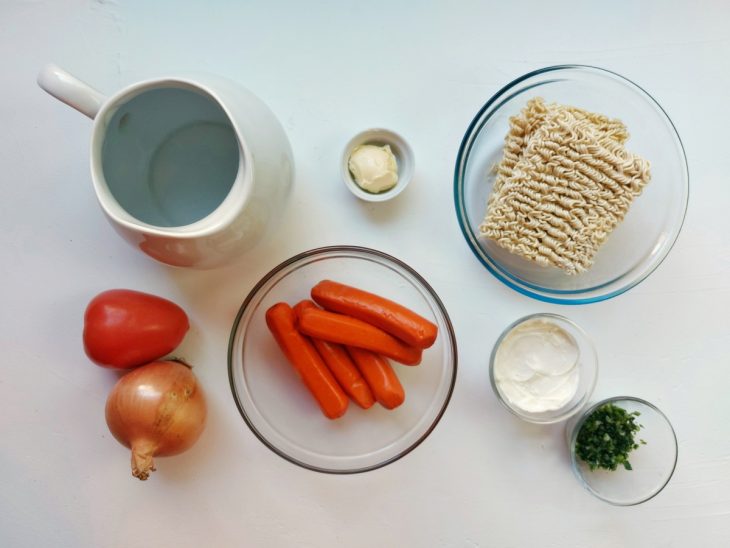 Uma bancada com os ingredientes separados.