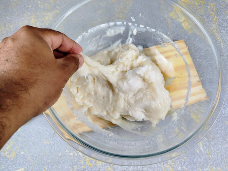 Uma tigela com a massa de mochi ao ponto.