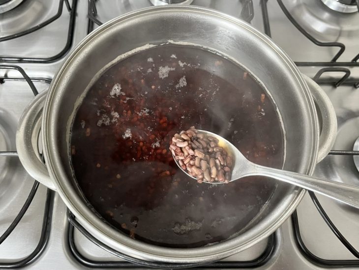 panela com feijão cozinhando