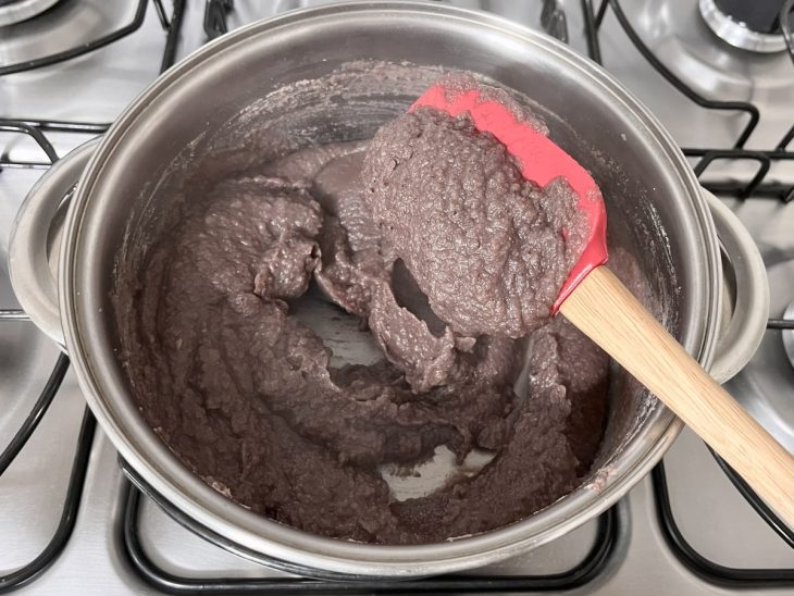 pasta de feijão na panela