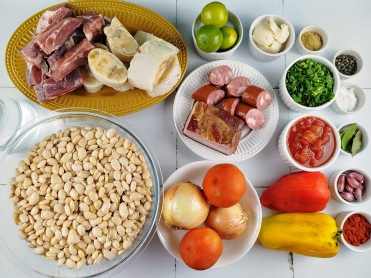 ingredientes reunidos para fazer mocofava