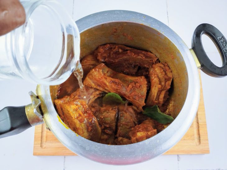 costelinha de porco cozinando na panela de pressão