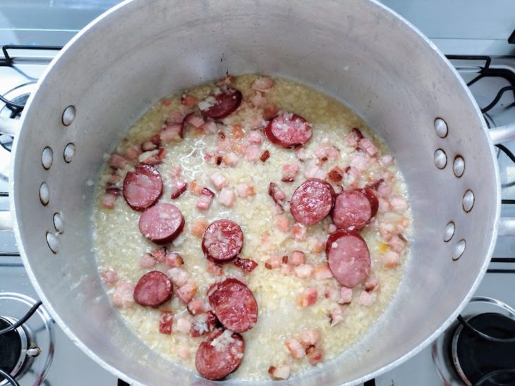 panela com linguiça e calabresa