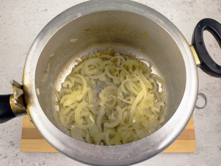 Panela de pressão com cebola refogada.