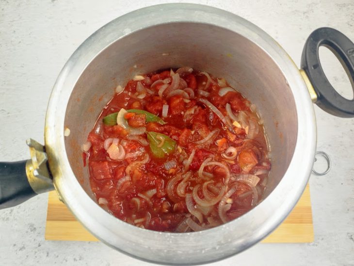 Panela de pressão com molho de tomate temperado.