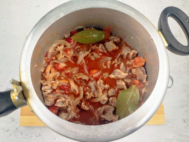 Panela de pressão com moelas incorporadas no molho de tomate.