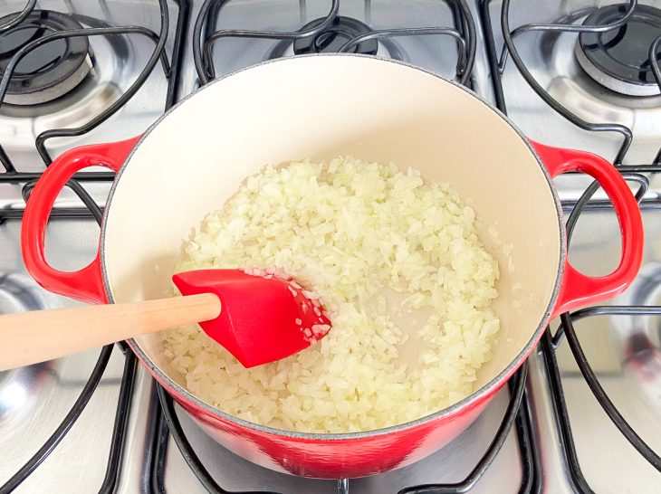 Cebola e azeite em uma panela.