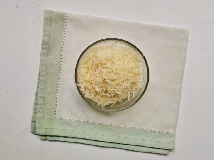 tigela com queijo parmesão ralado