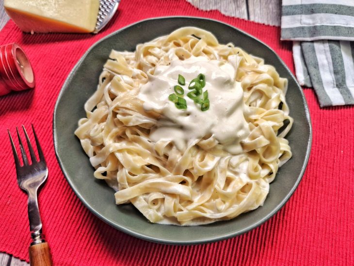 prato com macarrão fettuccine e molho alfredo