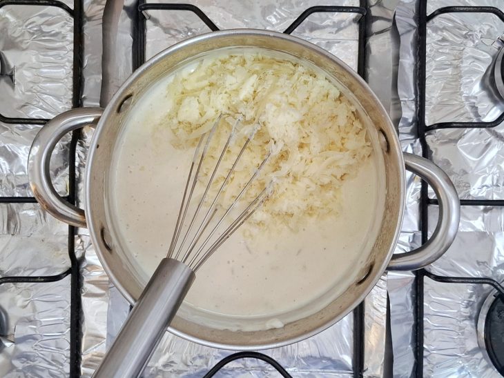 molho branco com parmesão na panela