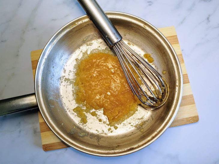 Uma panela com manteiga derretida e farinha.