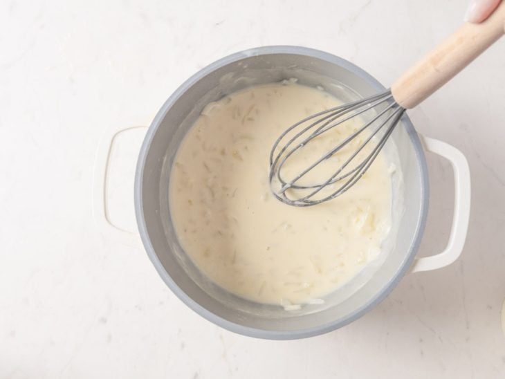 molho branco cozinhando na panela