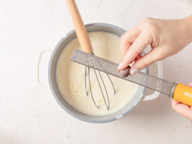 molho branco temperado com noz-moscada