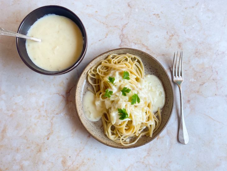 Molho branco rápido servido com macarrão.