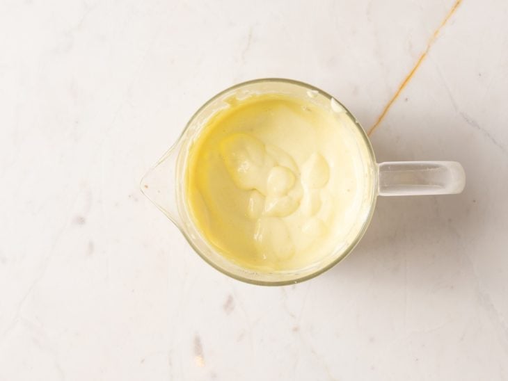 Alho, azeite, suco de limão, queijo, mostarda e creme de leite processados.