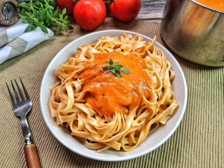 Molho de tomate com beterraba servido com massa, pronto para consumo.