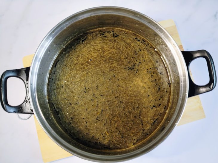 Uma panela contendo shoyu, óleo de gergelim, caldo de legumes e água.