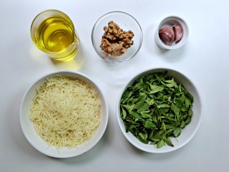 Ingredientes para a receita de molho pesto.