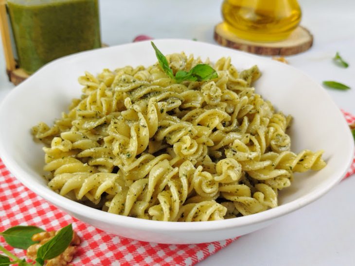 Molho pesto adicionado a uma massa, pronta para servir.