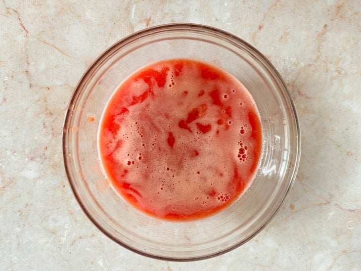 Suco de tomate peneirado em uma tigela.