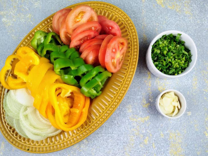 Cebola, pimentões, tomate, alho e coentro picados.