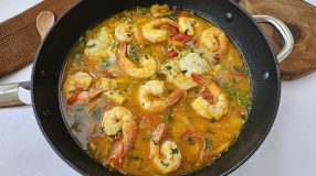 Moqueca de peixe com camarão