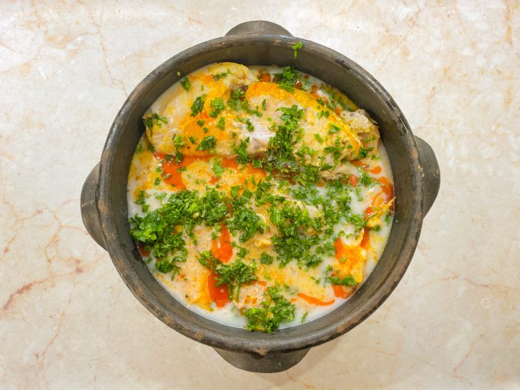 Postas de pescada-amarela, leite de coco, cheiro-verde e temperos adicionados.