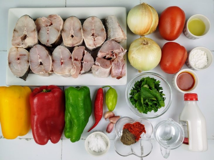 ingredientes reunidos para fazer moqueca de piramutuba