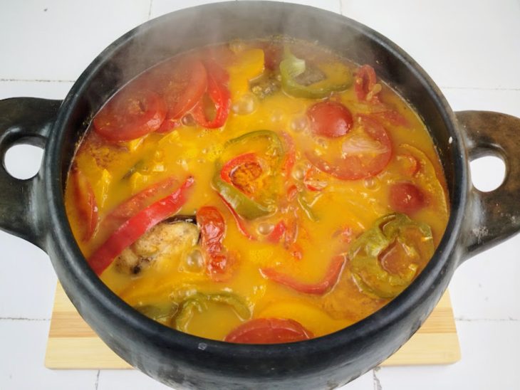 moqueca de piramutuba cozinhando na panela