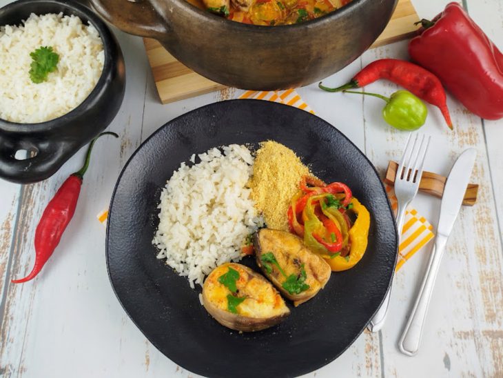 prato com moqueca de piramutuba, arroz e farofa