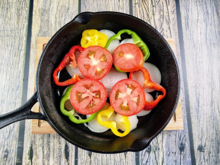 Tomates acomodados e sal adicionado.