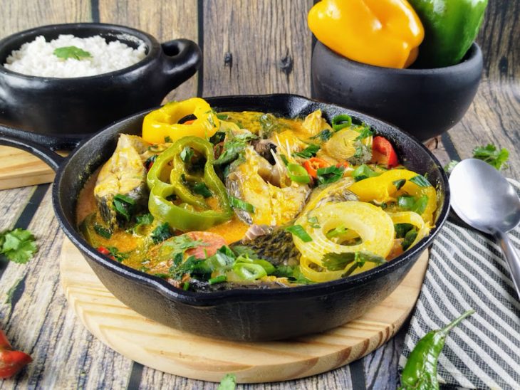 Moqueca de tilápia em postas pronta para consumo.