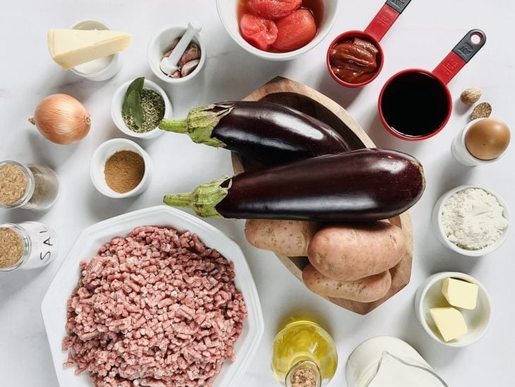 ingredientes reunidos para fazer moussaka