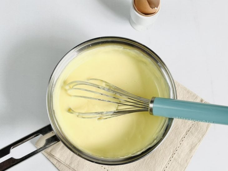 molho branco cozinhando na panela