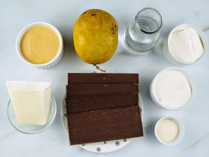 Ingredientes para a receita de mousse de chocolate e maracujá.