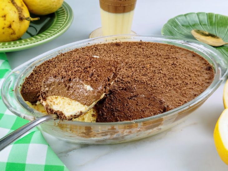 Mousse de chocolate e maracujá finalizada com raspas de chocolate, pronta para servir.